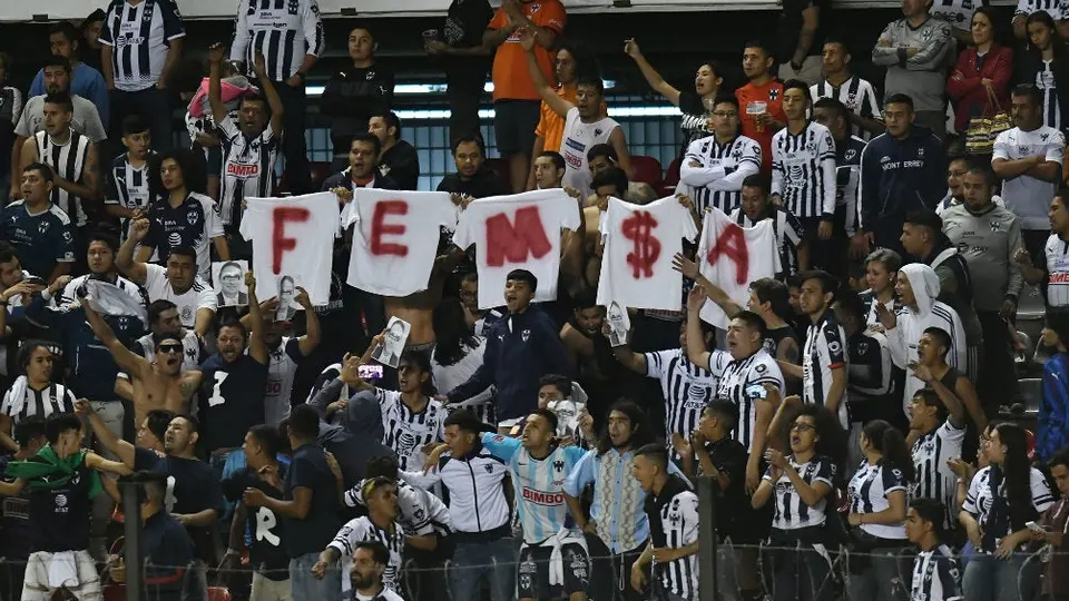 Aficionados de Monterrey protestan contra FEMSA
