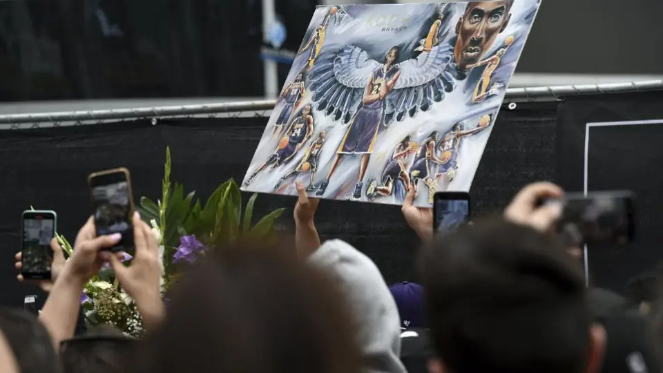 Aficionados se reúnen en el Staples Center tras muerte de Kobe Bryant