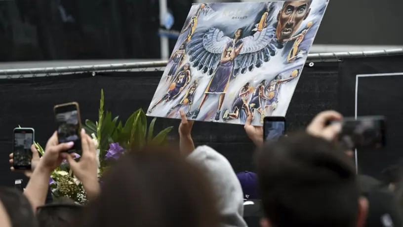 Aficionados se reúnen en el Staples Center tras muerte de Kobe Bryant