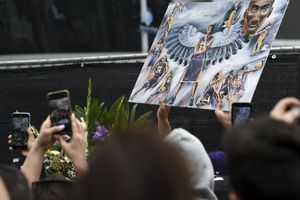 Aficionados se reúnen en el Staples Center tras muerte de Kobe Bryant