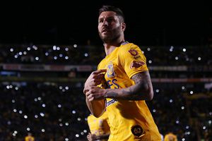 Gignac estrenó tatuaje con la bandera de México