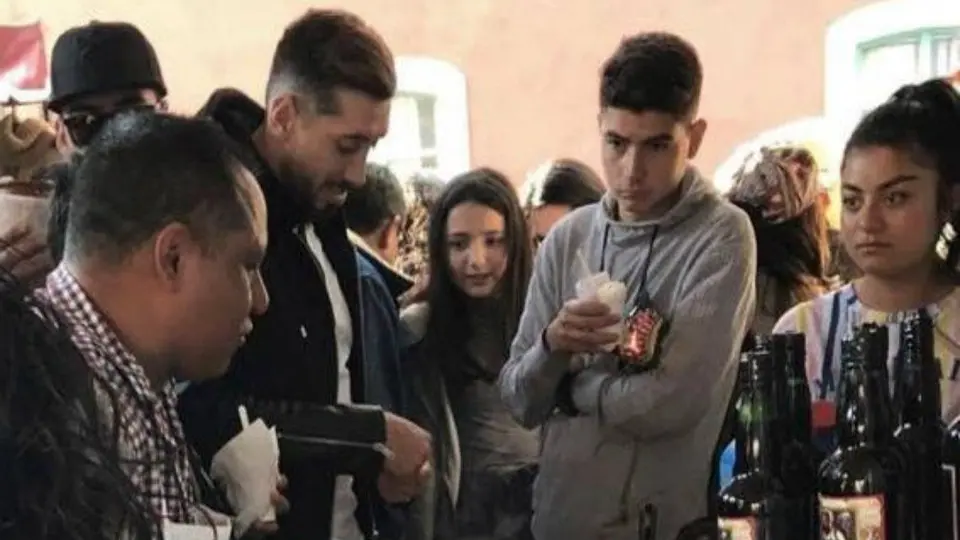 Héctor Herrera fue captado comiendo esquites en Hidalgo