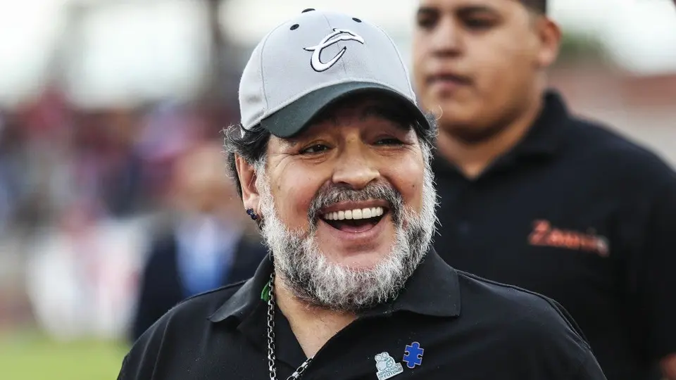 VIDEO: Maradona mostró su trasero mientras bailaba con su pareja