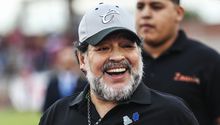 VIDEO: Maradona mostró su trasero mientras bailaba con su pareja