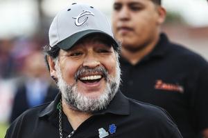 VIDEO: Maradona mostró su trasero mientras bailaba con su pareja