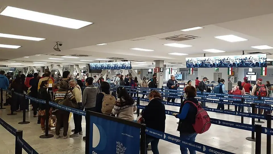Coronavirus: Mexicanos varados en Europa llegaron al AICM