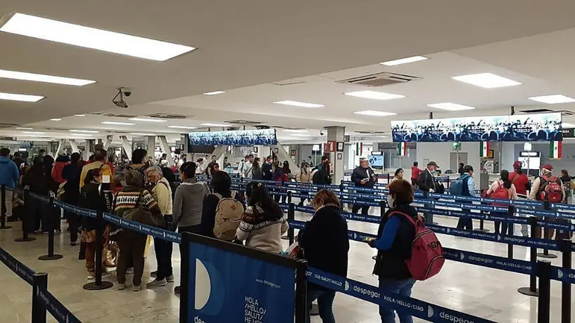 Coronavirus: Mexicanos varados en Europa llegaron al AICM