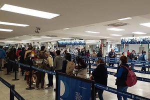 Coronavirus: Mexicanos varados en Europa llegaron al AICM