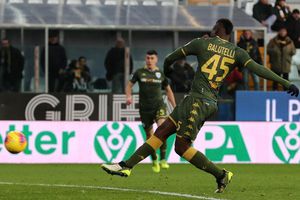 Mario Balotelli habría estrellado su coche contra una panadería