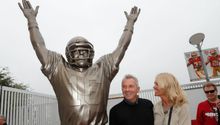 Vandalizan estatua de Joe Montana en San Francisco