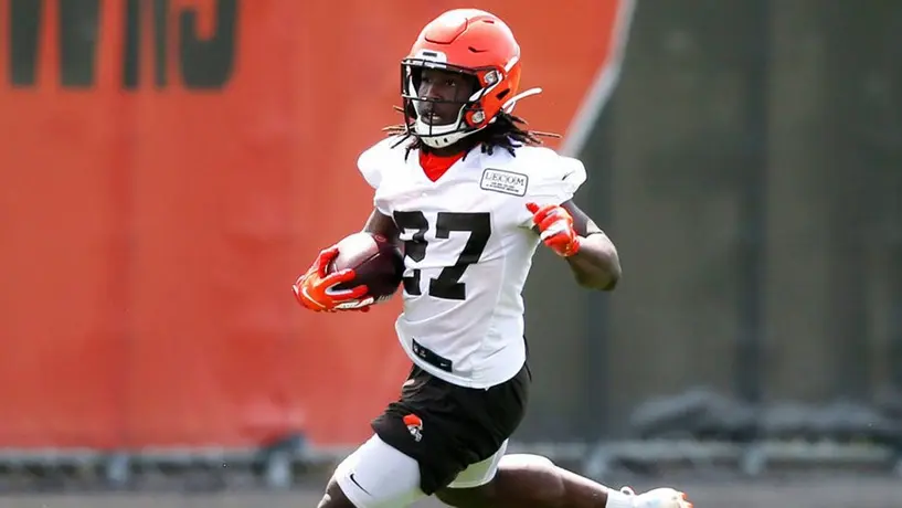Kareem Hunt ya puede volver a entrenar con los Cleveland Browns