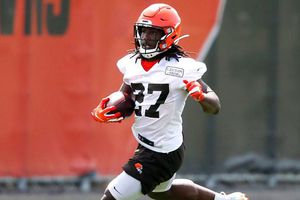 Kareem Hunt ya puede volver a entrenar con los Cleveland Browns