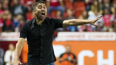 Xolos podría perder derecho a fichar por fallo de FIFA a favor de Coudet