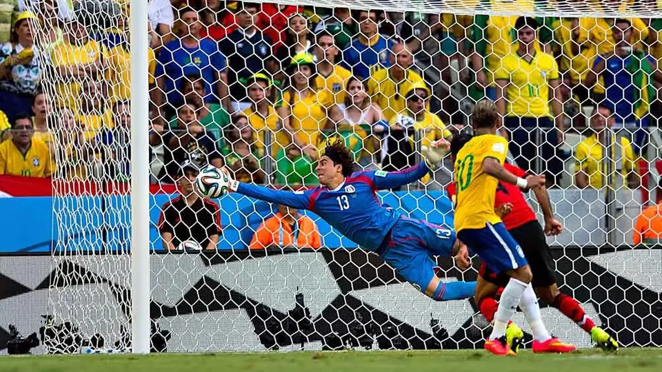 VIDEO: FIFA recordó la atajada de Memo Ochoa a Neymar en Brasil 2014