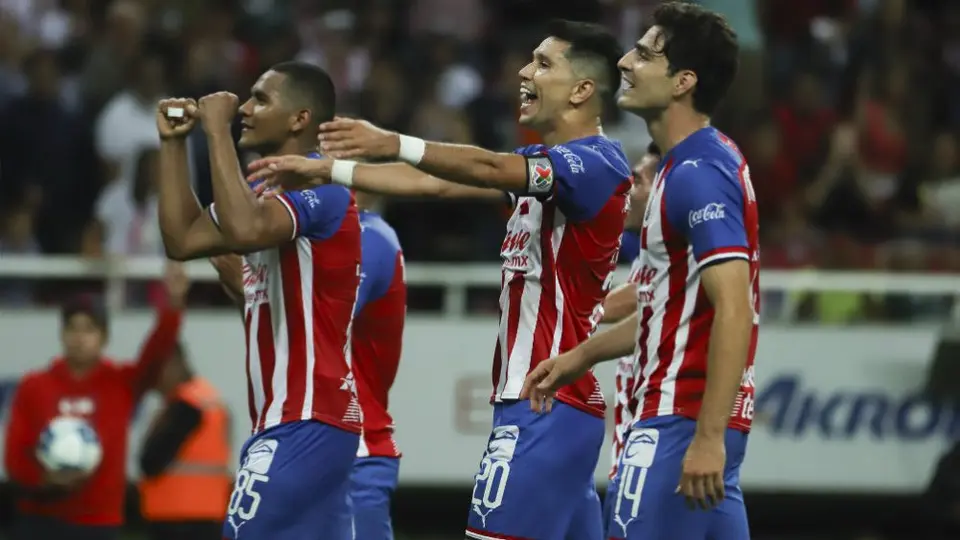 Chivas, único con tres jugadores en el Top 10 de más duelos ganados por aire