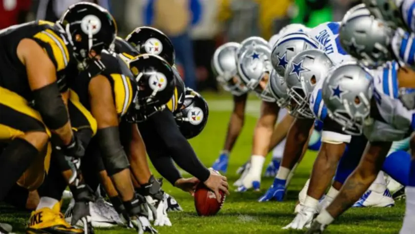 Jugadores de Steelers y Cowboys antes de una jugada | AP