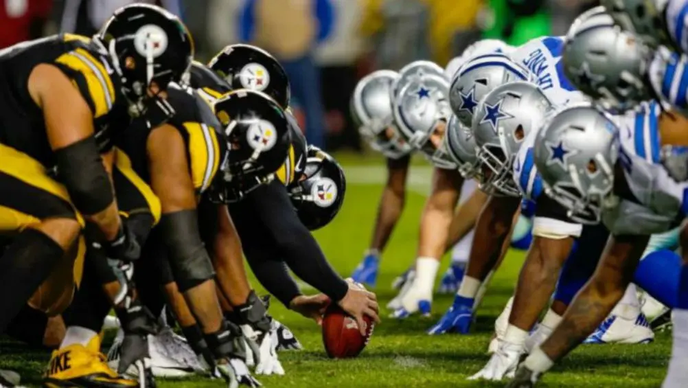 Jugadores de Steelers y Cowboys antes de una jugada | AP