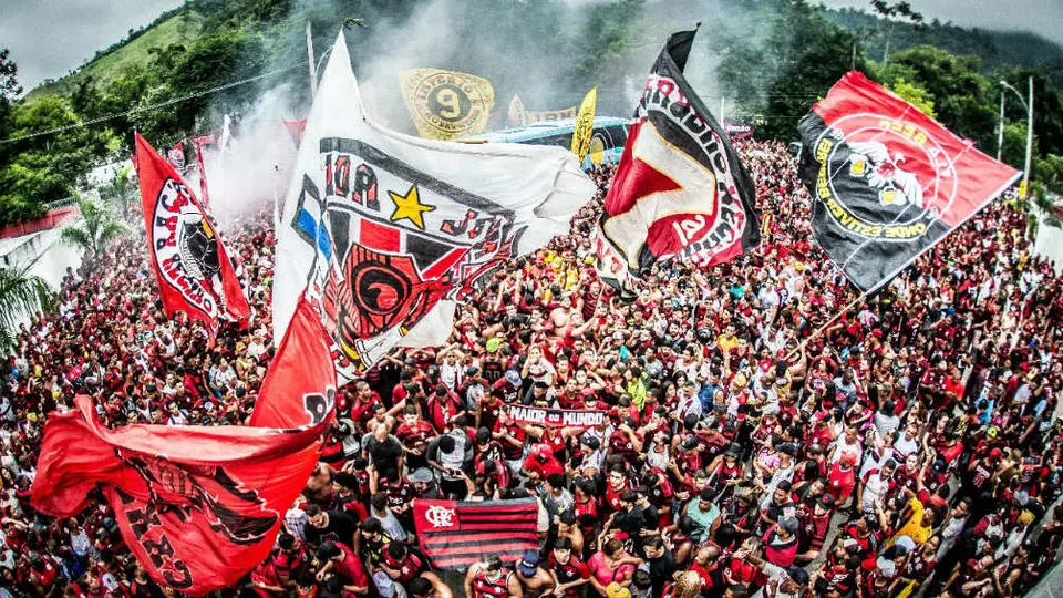 Flamengo viajó a Perú enmedio de una multitudinaria despedida