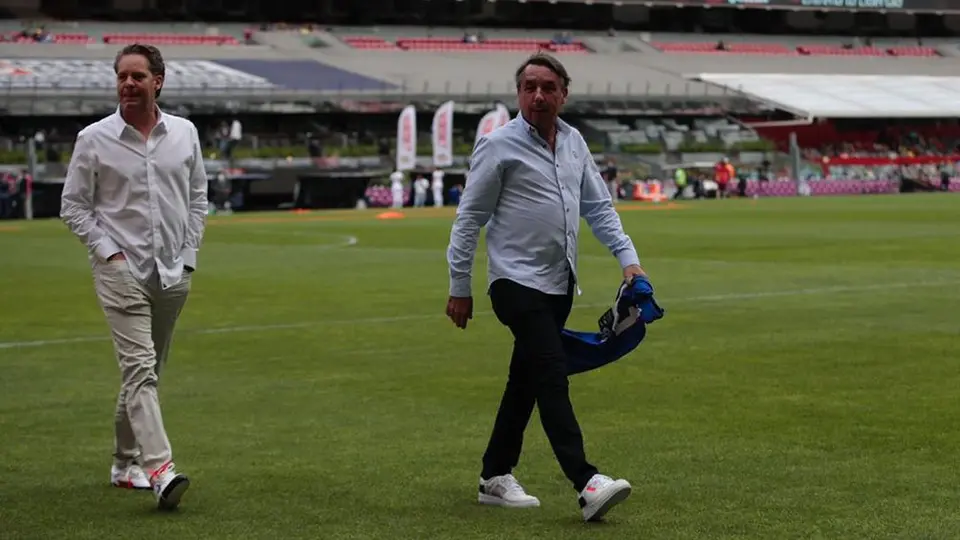 Pablo Aguilar le regaló su playera a Emilio Azcárraga