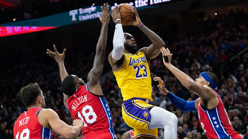 Jugadores de Philadelphia 76ers tratan de detener a LeBron James | AP