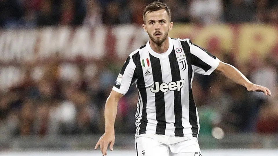 Pjanic aceptó fichar por el Barcelona, según prensa italiana