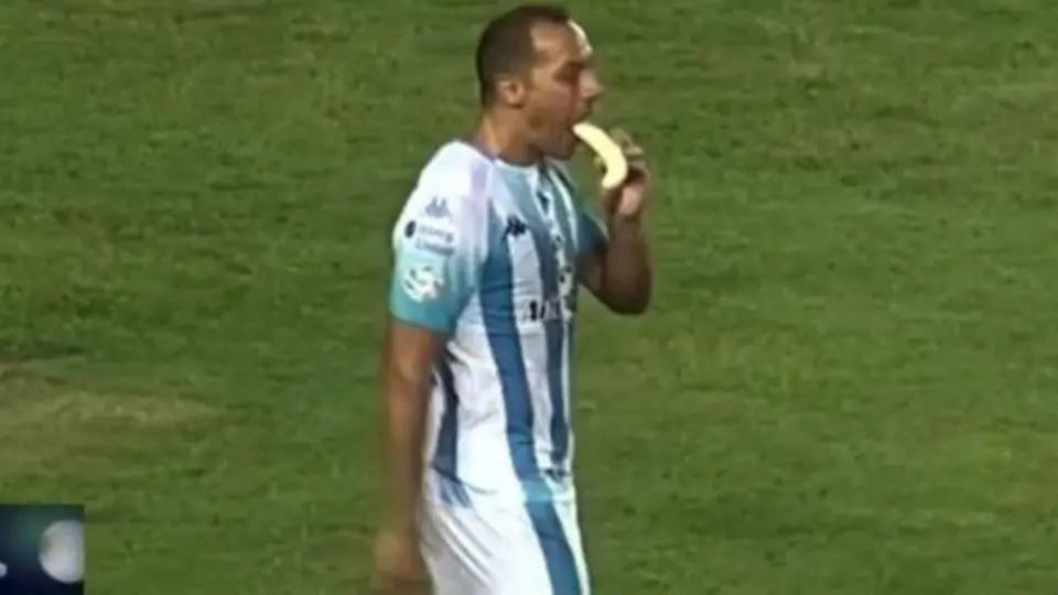 VIDEO: Marcelo Díaz, ex Pumas, comió plátano en pleno Clásico de Avellaneda
