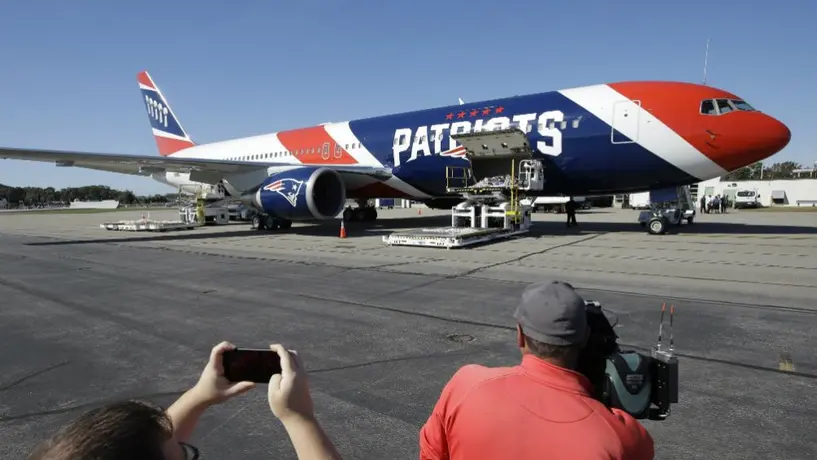 Avión de Patriots viajó a China por más de un millón de cubrebocas contra COVID-19
