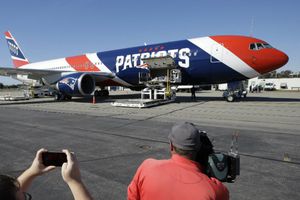 Avión de Patriots viajó a China por más de un millón de cubrebocas contra COVID-19