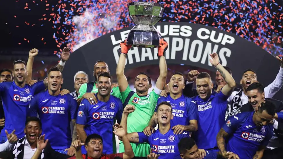 Sin directivos, Cruz Azul se tomó foto con trofeo de la Leagues Cup