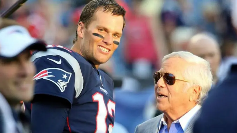 Robert Kraft 'reza' para que Brady siga en los Patriots