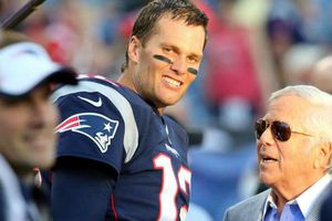 Robert Kraft 'reza' para que Brady siga en los Patriots