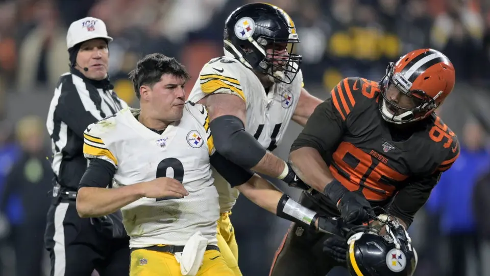 Aficionados de los Browns golpearon piñata de Mason Rudolph con un casco