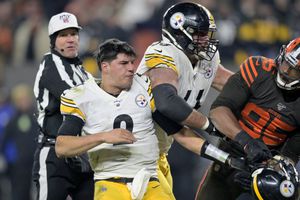 Aficionados de los Browns golpearon piñata de Mason Rudolph con un casco