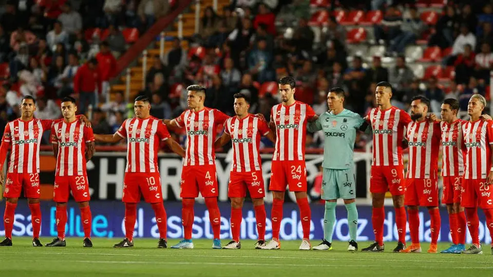 Necaxa estrenó su tercer uniforme con sus tradicionales rayas rojas