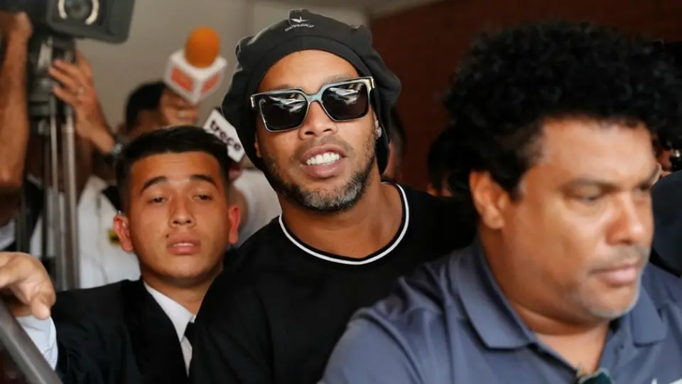 Ronaldinho saldrá de la cárcel, pero seguirá bajo vigilancia en Paraguay