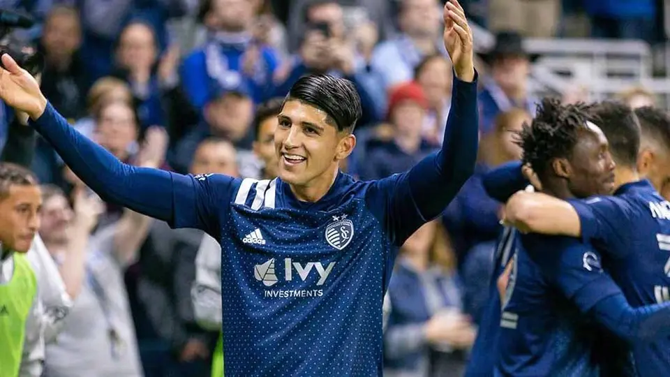 Alan Pulido y Pizarro causan 'polémica' por usar costosos cubrebocas de marca