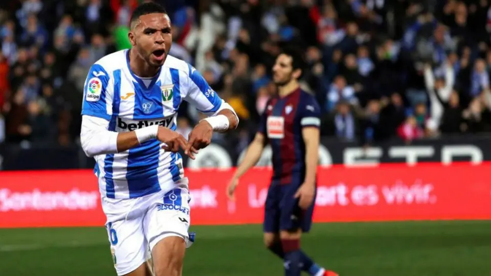 Sevilla fichó a En-Nesyri tras inminente salida de Chicharito al LA Galaxy