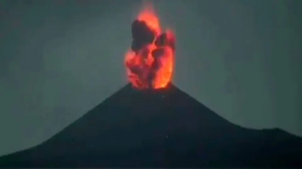 VIDEO: Entró en erupción el volcán Krakatoa en Indonesia