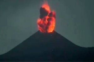 VIDEO: Entró en erupción el volcán Krakatoa en Indonesia