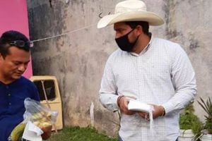Político tabasqueño repartió plátanos para 'tratar' el coronavirus