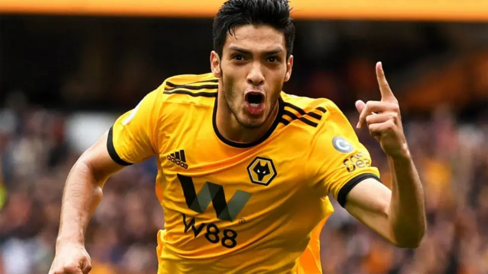The Sun 'ensaya' once de Manchester United con Raúl Jiménez