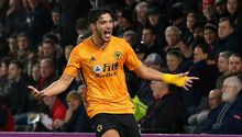 Raúl Jiménez descubrió el género de su bebé en el estadio de Wolves