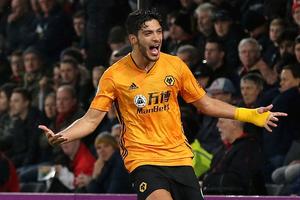 Raúl Jiménez descubrió el género de su bebé en el estadio de Wolves