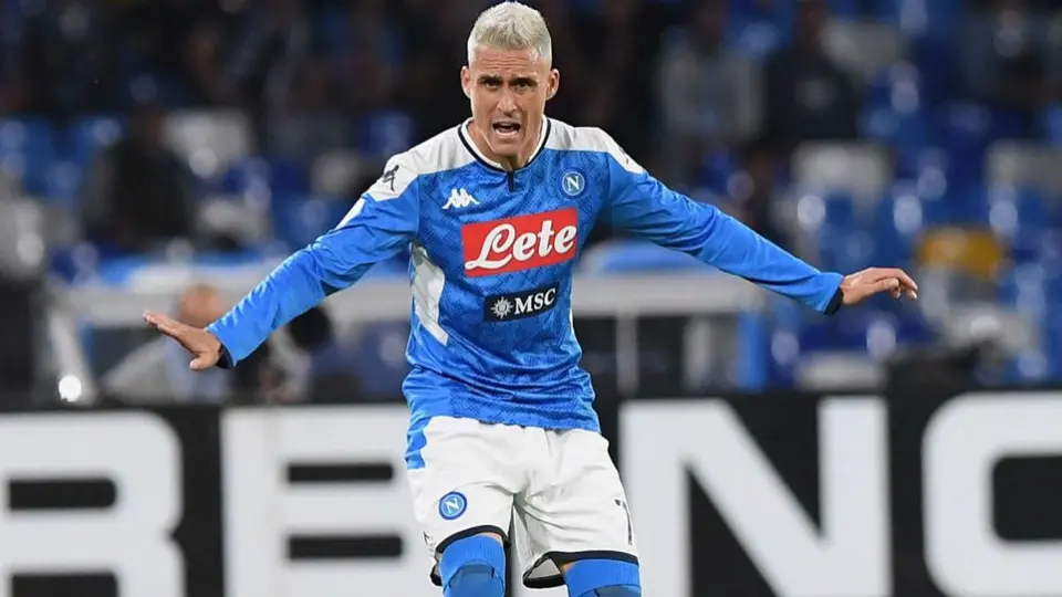 Napoli derrotó cómodamente a Hellas Verona sin Chucky Lozano