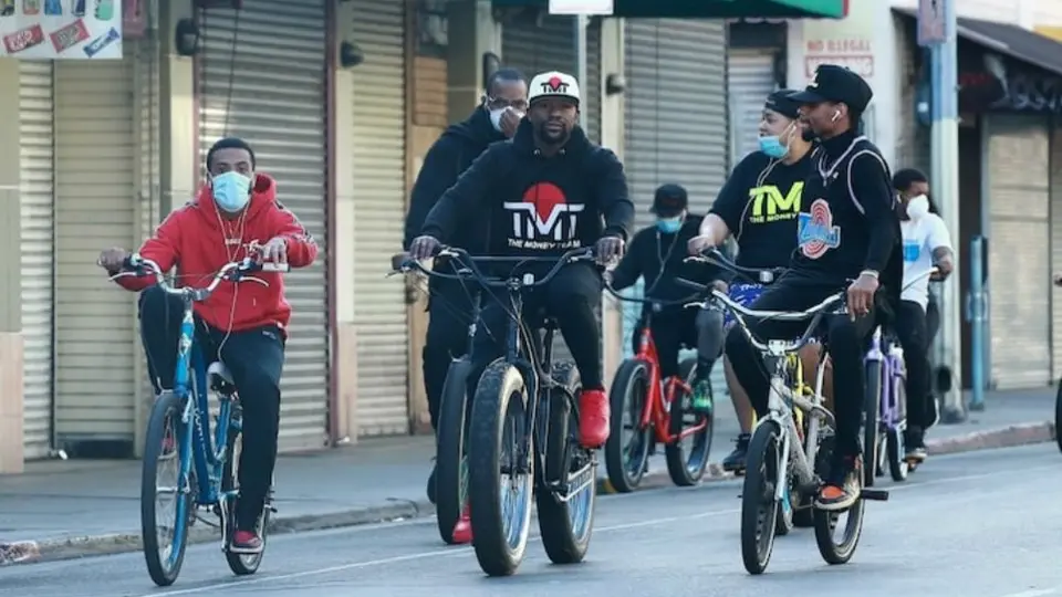 Floyd Mayweather rompió la cuarentena y se pasea en bicicleta por Los Ángeles