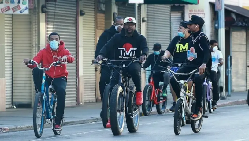Floyd Mayweather rompió la cuarentena y se pasea en bicicleta por Los Ángeles