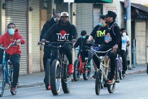 Floyd Mayweather rompió la cuarentena y se pasea en bicicleta por Los Ángeles