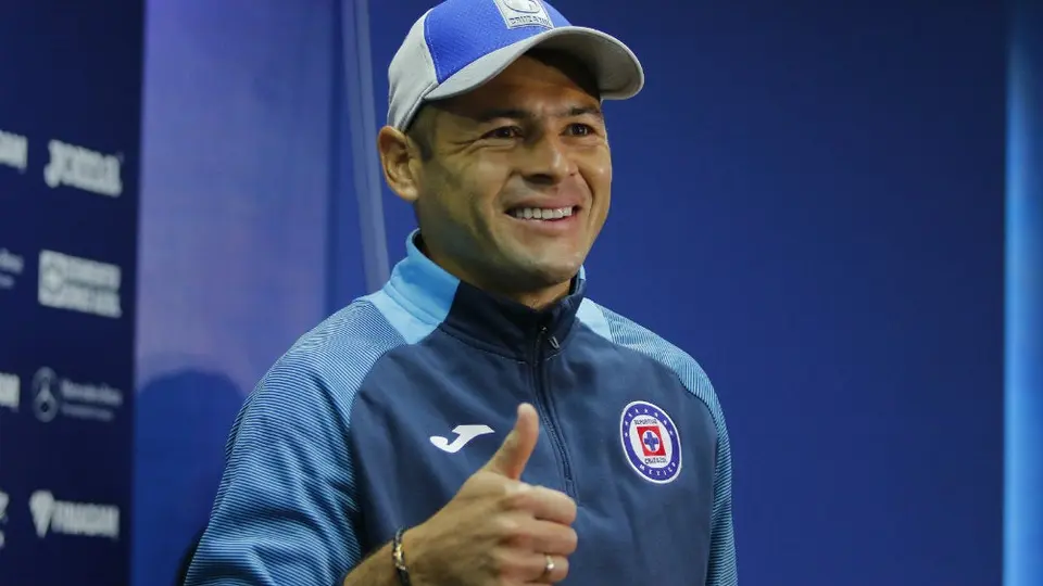 Aficionados de Cruz Azul mostraron su apoyo a Pablo Aguilar con una manta