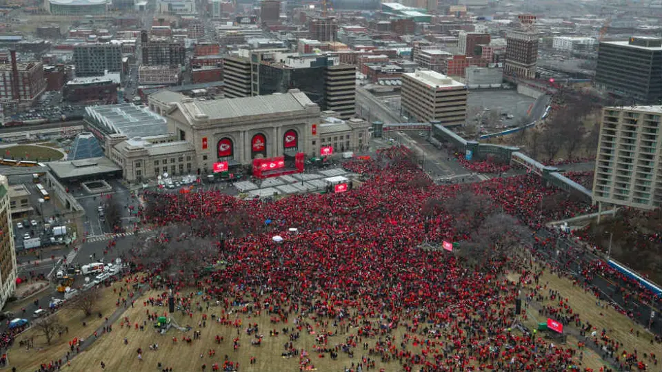 VIDEO: Se registra persecución policíaca en desfile de Chiefs