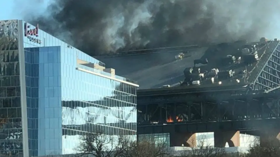Estadio en construcción de los Rangers de Texas de la MLB sufrió un incendio